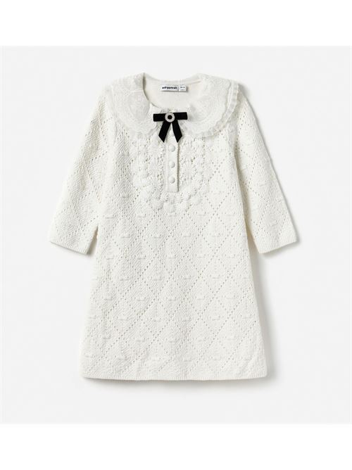 Abito Ideale per quando una persona fortunata si sente particolarmente femminile, questo abito bianco in maglia traforata è impreziosito da bordi in pizzo floreale e da un bavaglino decorato con fiocco. Aggiungi il nostro cerchietto scintillante per un tocco di fascino in più.Stile aderenteQuesto stile ha un allungamento minimoChiusura con bottoni sul davantiBavaglino smerlato e dettaglio del colletto in pizzoSpilla a fiocco rimovibile SELF PORTRAIT | AW25-728S-WWHITE